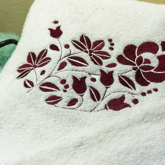 Embroidered Hand Towel with hungarian Kalocsa Design - Picture 3 of 4